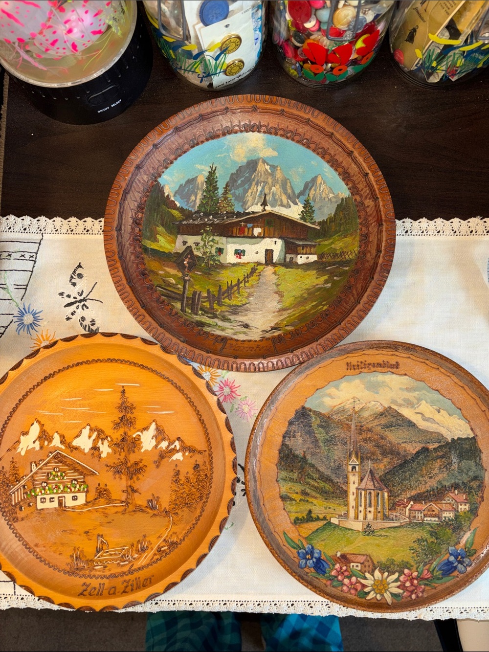 EUC VINTAGE Set of three hand-painted wooden souvenir wall plates featuring Al